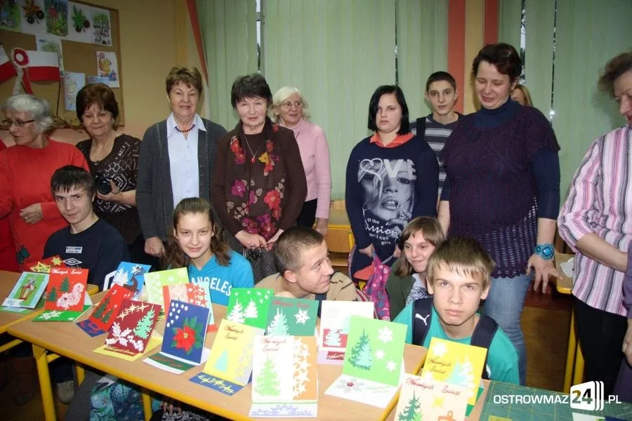Uczniowie i seniorzy robili karty świąteczne