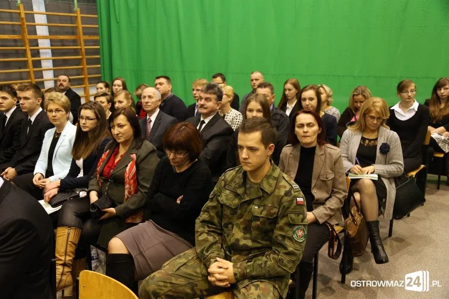 Uczniowie z powiatu nagrodzeni (zdjęcia, wideo)