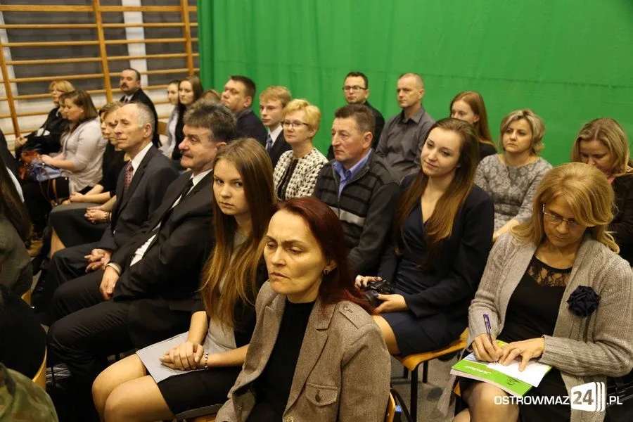 Uczniowie z powiatu nagrodzeni (zdjęcia, wideo)