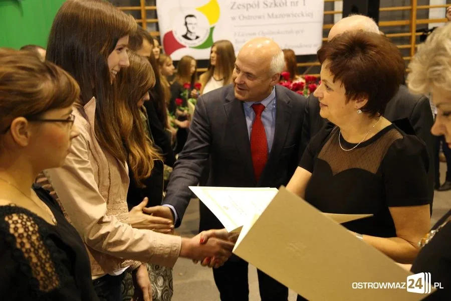 Uczniowie z powiatu nagrodzeni (zdjęcia, wideo)