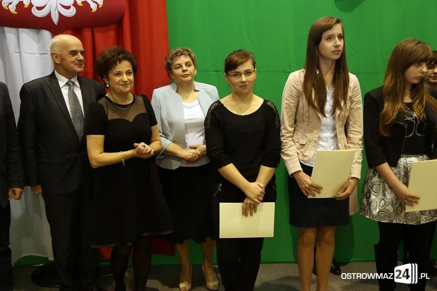 Uczniowie z powiatu nagrodzeni (zdjęcia, wideo)