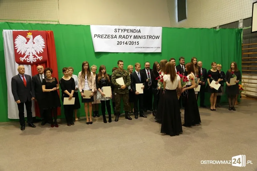 Uczniowie z powiatu nagrodzeni (zdjęcia, wideo)