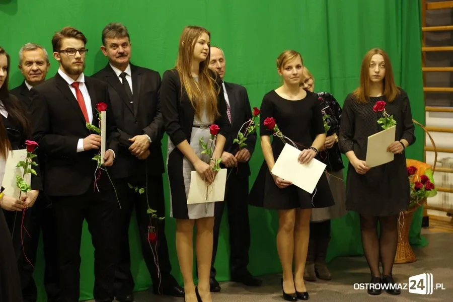 Uczniowie z powiatu nagrodzeni (zdjęcia, wideo)