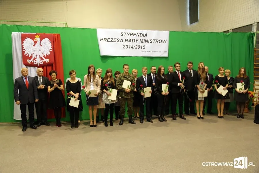 Uczniowie z powiatu nagrodzeni (zdjęcia, wideo)