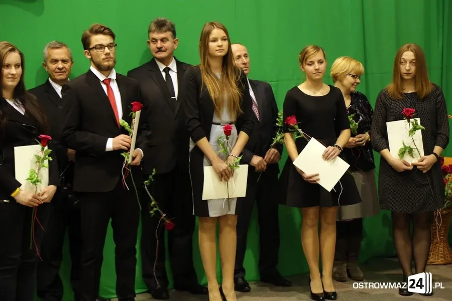 Uczniowie z powiatu nagrodzeni (zdjęcia, wideo)