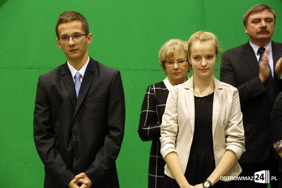 Uczniowie z powiatu nagrodzeni (zdjęcia, wideo)