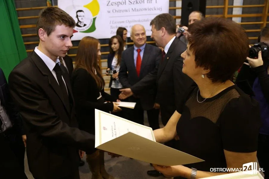Uczniowie z powiatu nagrodzeni (zdjęcia, wideo)