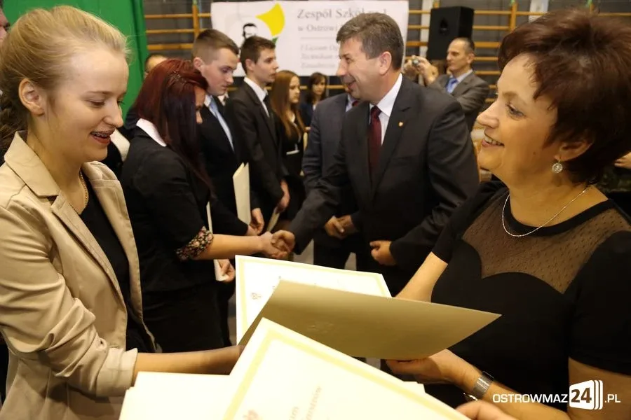 Uczniowie z powiatu nagrodzeni (zdjęcia, wideo)