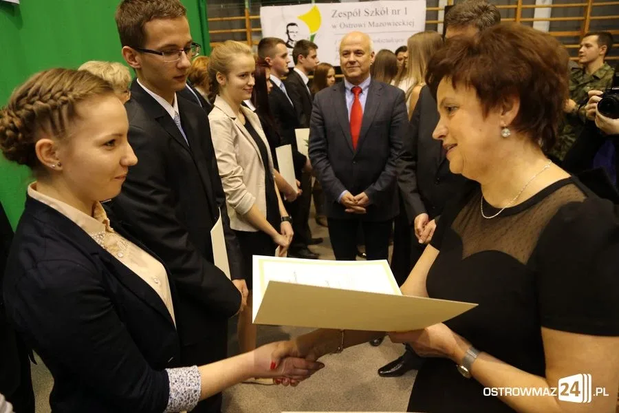 Uczniowie z powiatu nagrodzeni (zdjęcia, wideo)