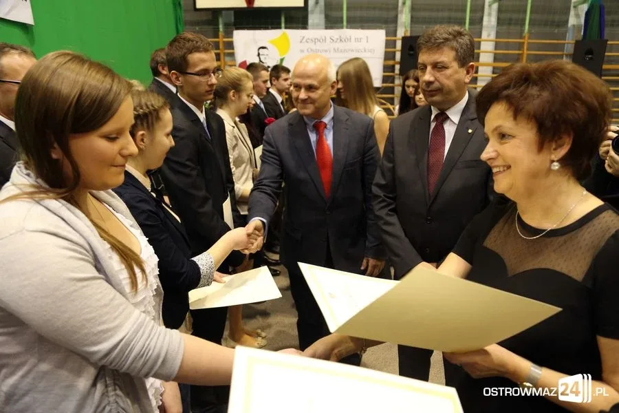 Uczniowie z powiatu nagrodzeni (zdjęcia, wideo)