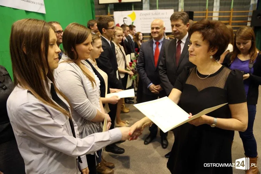 Uczniowie z powiatu nagrodzeni (zdjęcia, wideo)