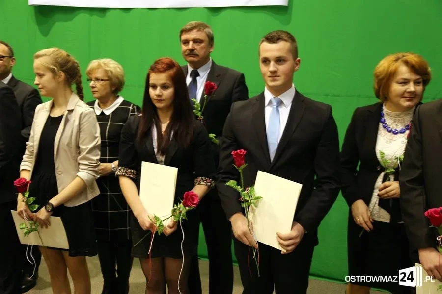 Uczniowie z powiatu nagrodzeni (zdjęcia, wideo)