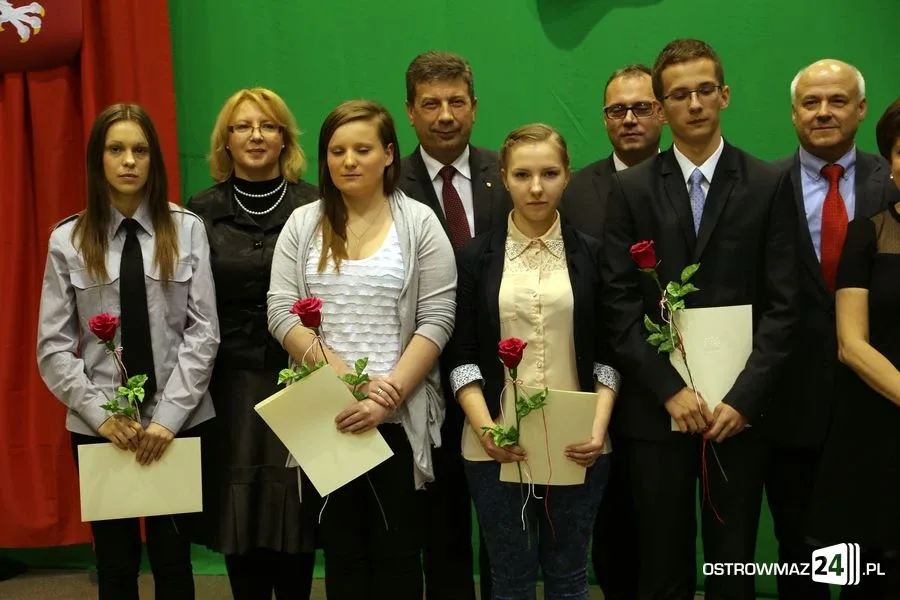 Uczniowie z powiatu nagrodzeni (zdjęcia, wideo)