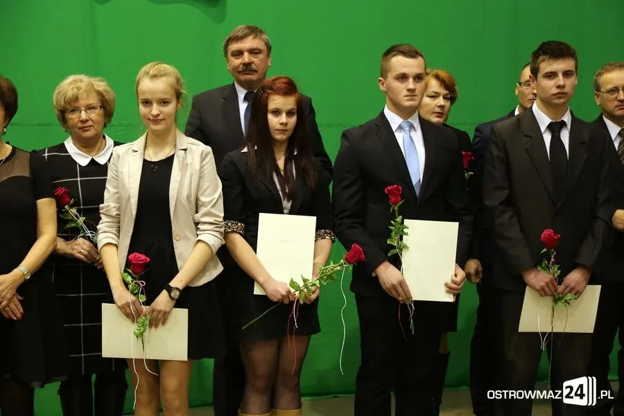 Uczniowie z powiatu nagrodzeni (zdjęcia, wideo)