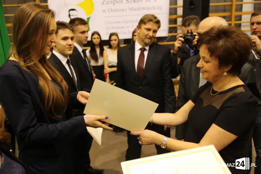 Uczniowie z powiatu nagrodzeni (zdjęcia, wideo)
