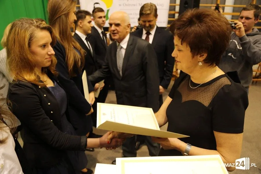 Uczniowie z powiatu nagrodzeni (zdjęcia, wideo)