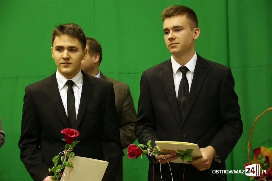 Uczniowie z powiatu nagrodzeni (zdjęcia, wideo)