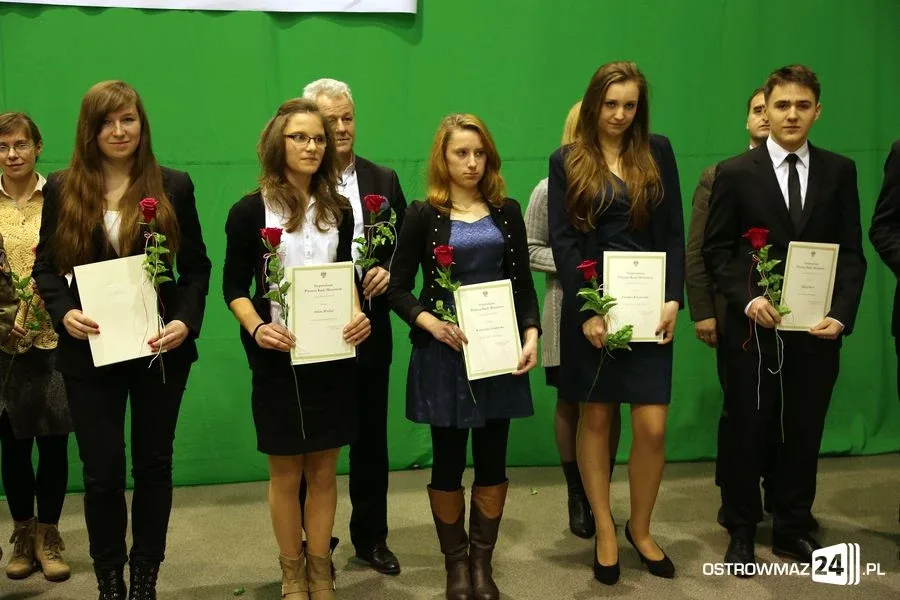 Uczniowie z powiatu nagrodzeni (zdjęcia, wideo)