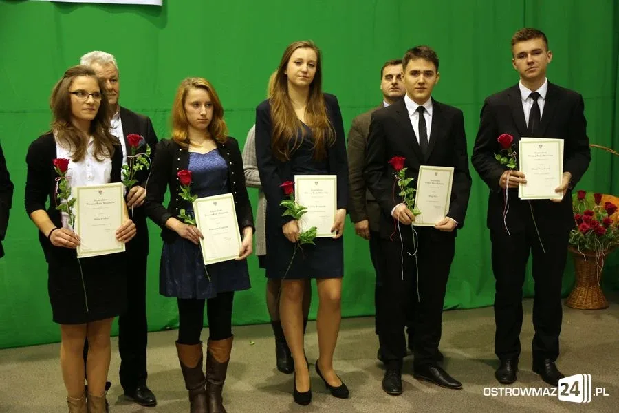 Uczniowie z powiatu nagrodzeni (zdjęcia, wideo)