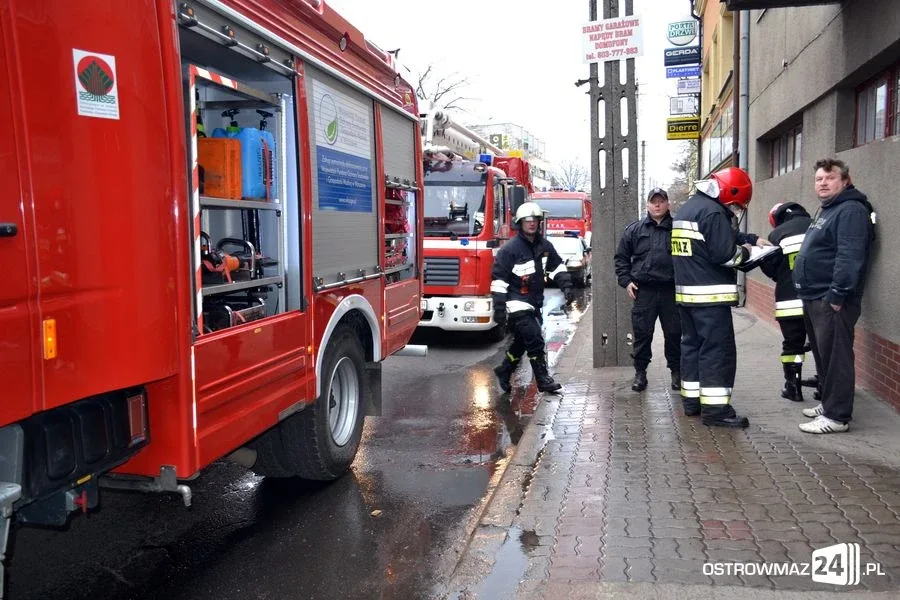 Pożar kamienicy przy ul. 3 Maja w Ostrowi Maz. (zdjęcia)