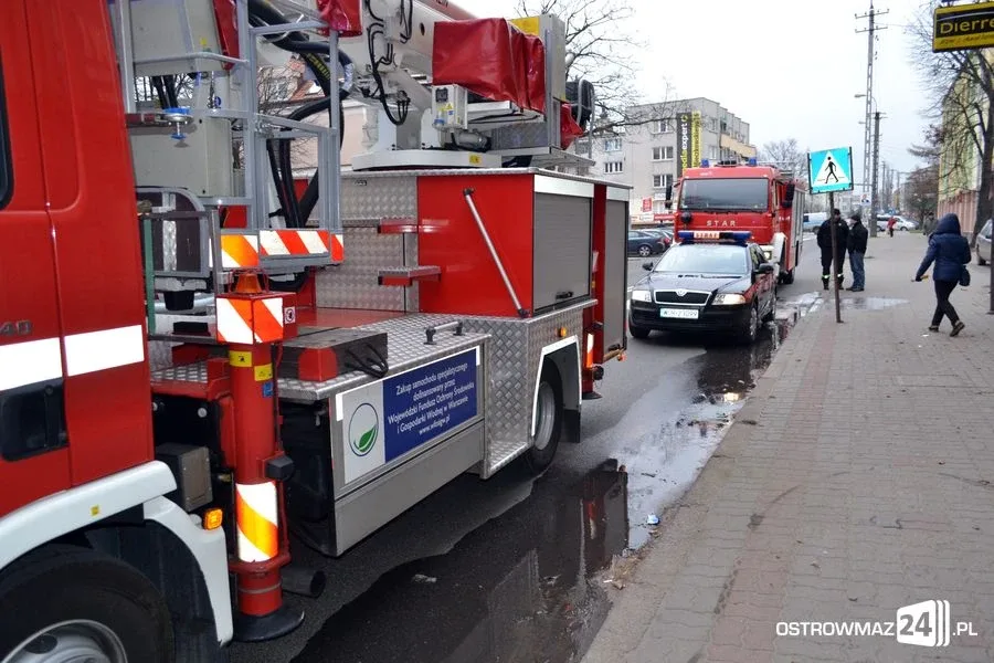 Pożar kamienicy przy ul. 3 Maja w Ostrowi Maz. (zdjęcia)
