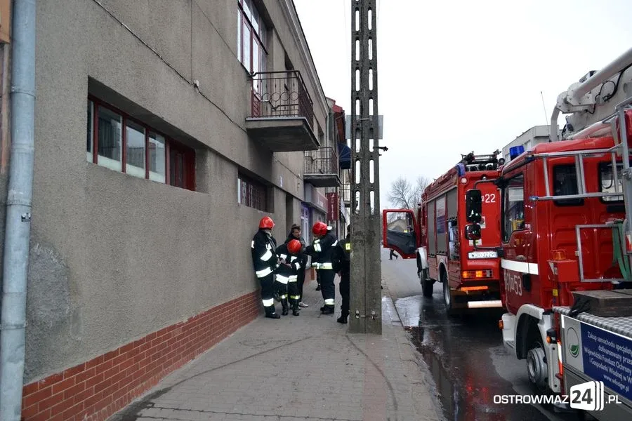 Pożar kamienicy przy ul. 3 Maja w Ostrowi Maz. (zdjęcia)