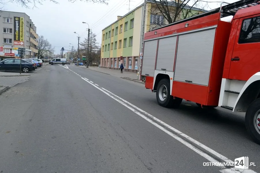 Pożar kamienicy przy ul. 3 Maja w Ostrowi Maz. (zdjęcia)