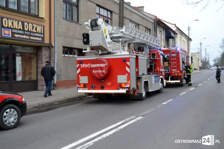 Pożar kamienicy przy ul. 3 Maja w Ostrowi Maz. (zdjęcia)