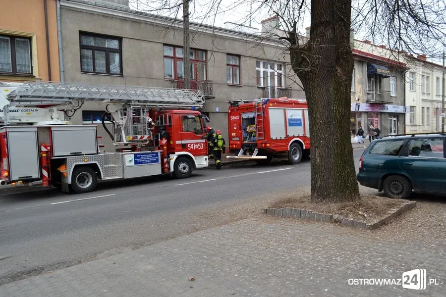 Pożar kamienicy przy ul. 3 Maja w Ostrowi Maz. (zdjęcia)
