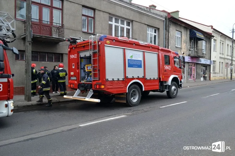 Pożar kamienicy przy ul. 3 Maja w Ostrowi Maz. (zdjęcia)