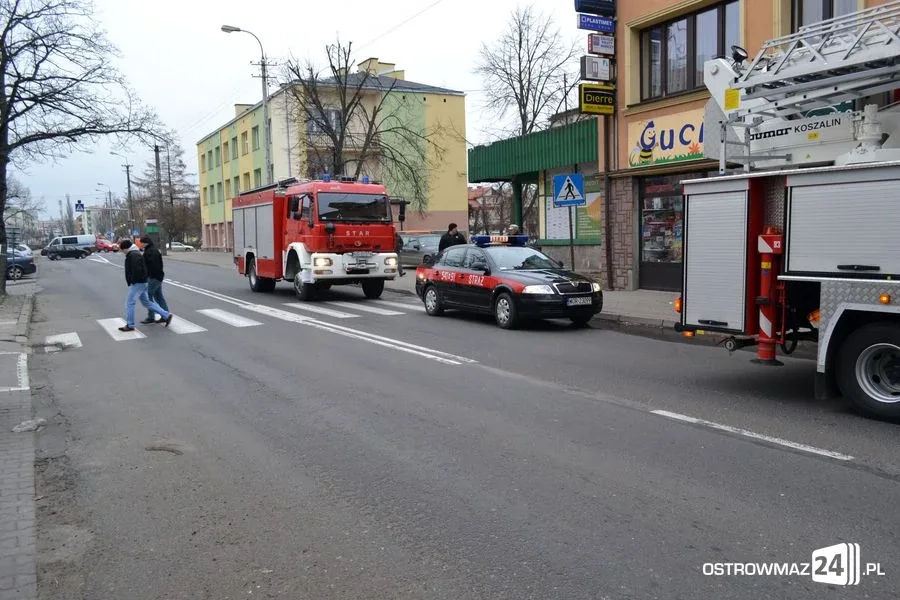 Pożar kamienicy przy ul. 3 Maja w Ostrowi Maz. (zdjęcia)