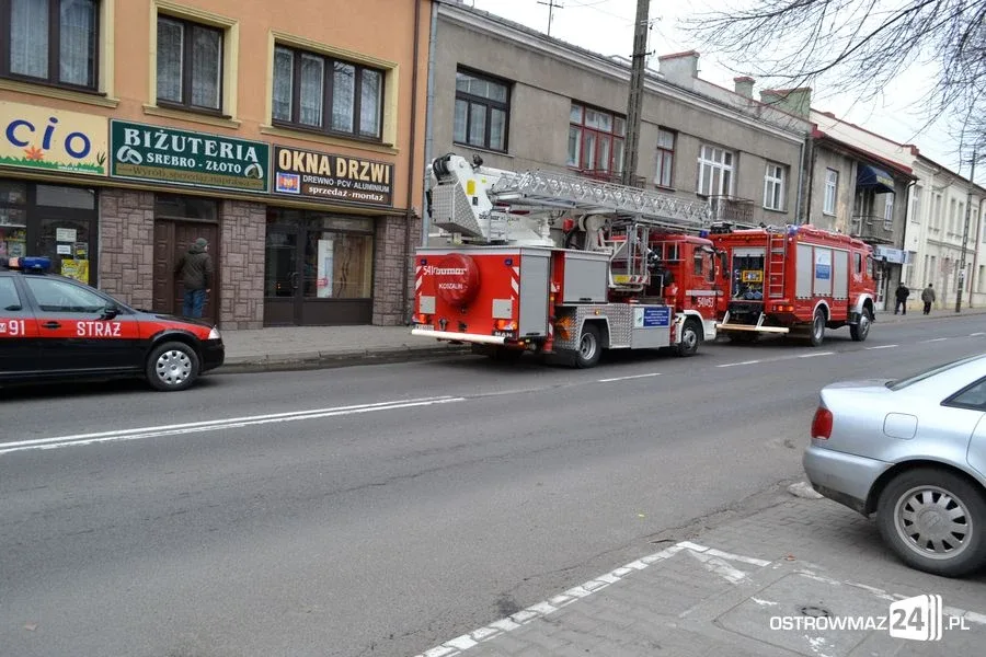 Pożar kamienicy przy ul. 3 Maja w Ostrowi Maz. (zdjęcia)