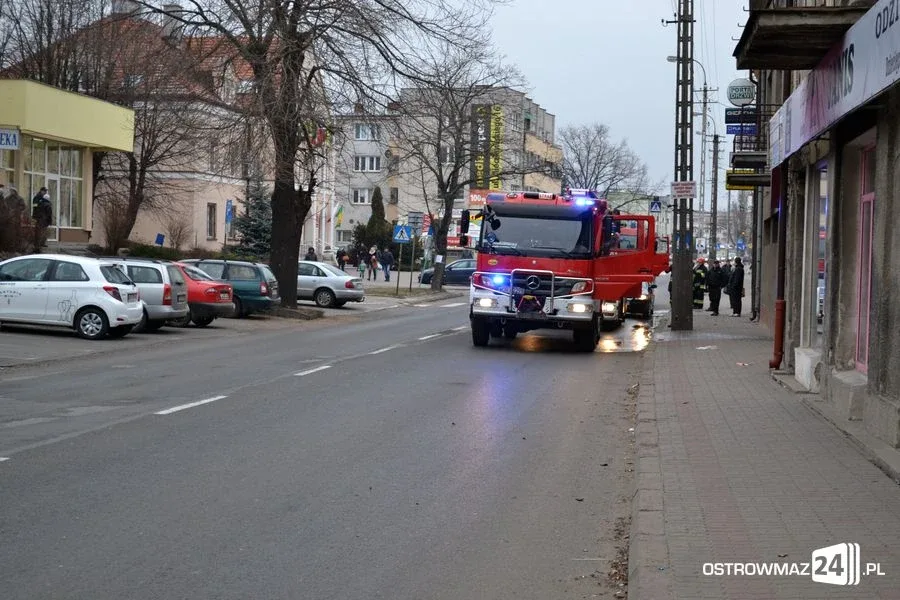 Pożar kamienicy przy ul. 3 Maja w Ostrowi Maz. (zdjęcia)