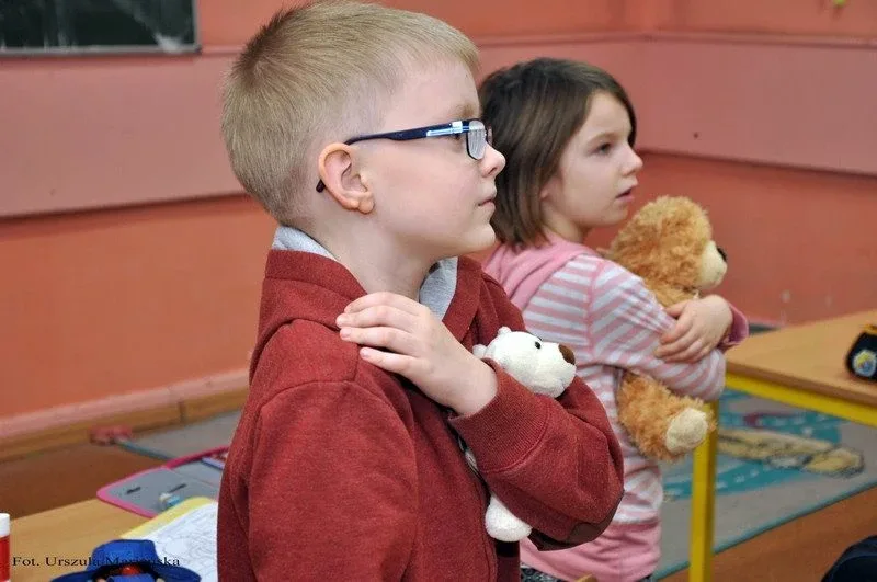 Pluszowy miś w małej szkole (zdjęcia)