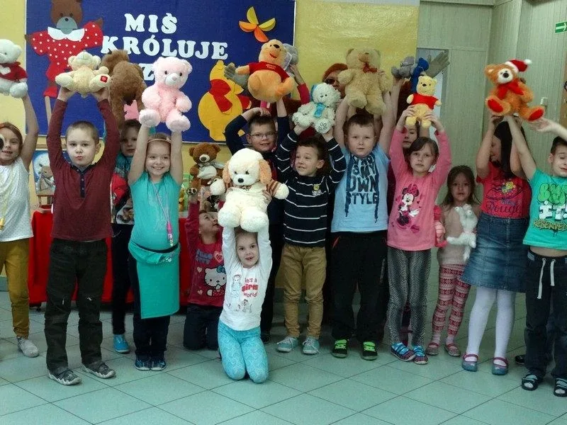 Pluszowy miś w małej szkole (zdjęcia)