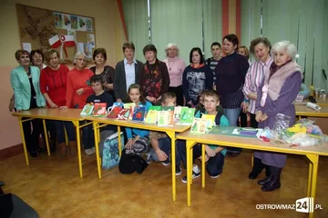 Uczniowie i seniorzy robili karty świąteczne