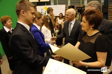 Uczniowie z powiatu nagrodzeni (zdjęcia, wideo)
