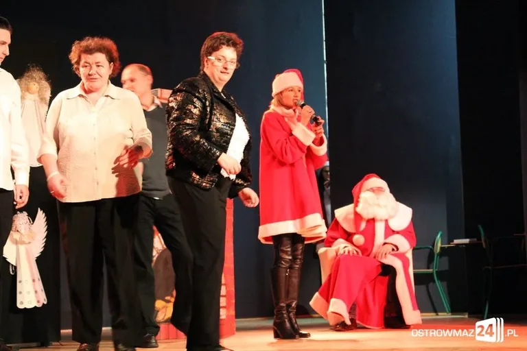 Wolontariusze rozdali paczki potrzebującym (zdjęcia)