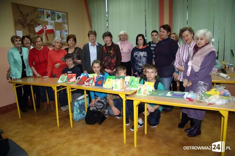 Uczniowie i seniorzy robili karty świąteczne