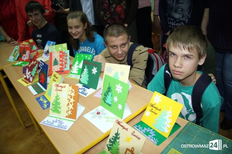Uczniowie i seniorzy robili karty świąteczne
