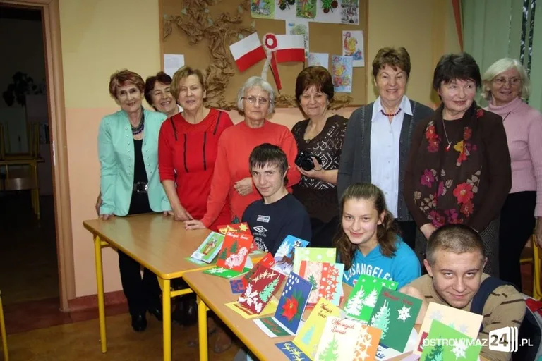 Uczniowie i seniorzy robili karty świąteczne