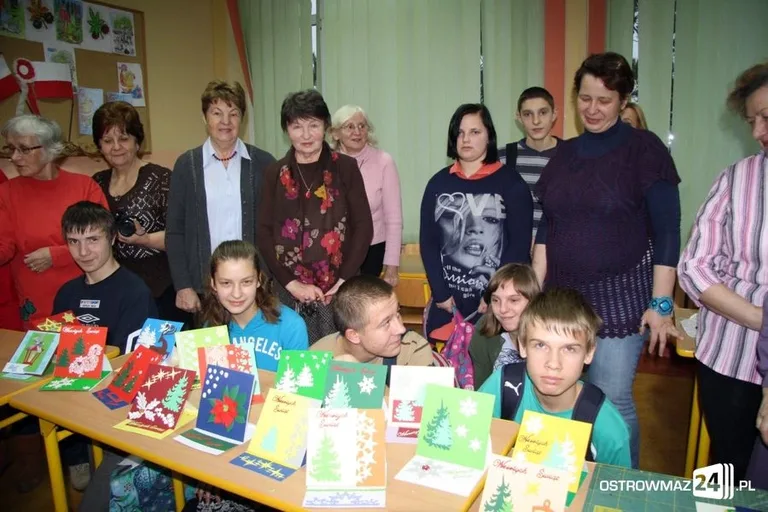Uczniowie i seniorzy robili karty świąteczne