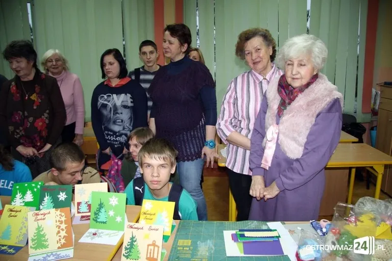 Uczniowie i seniorzy robili karty świąteczne
