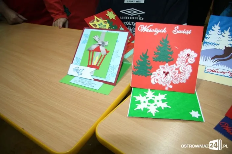 Uczniowie i seniorzy robili karty świąteczne