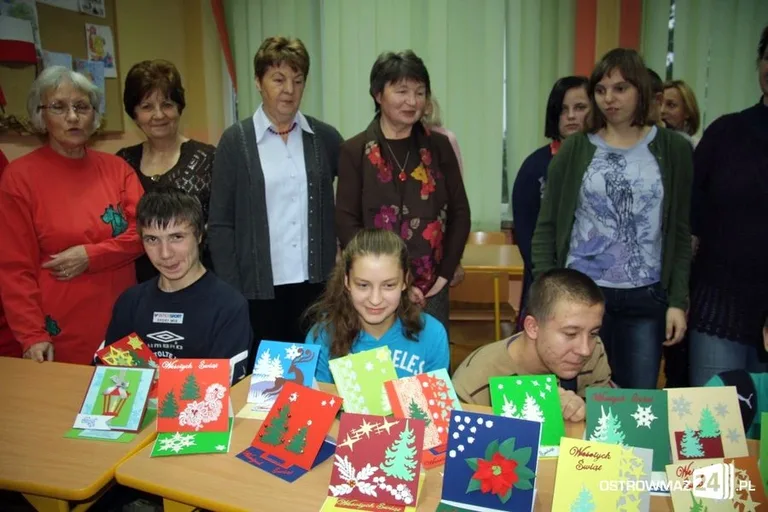 Uczniowie i seniorzy robili karty świąteczne