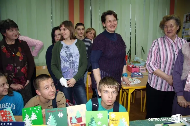 Uczniowie i seniorzy robili karty świąteczne