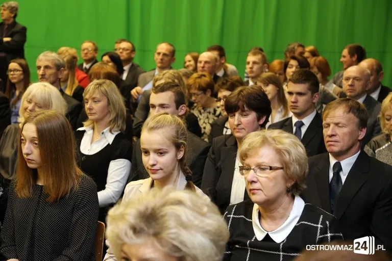 Uczniowie z powiatu nagrodzeni (zdjęcia, wideo)