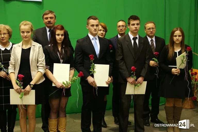Uczniowie z powiatu nagrodzeni (zdjęcia, wideo)
