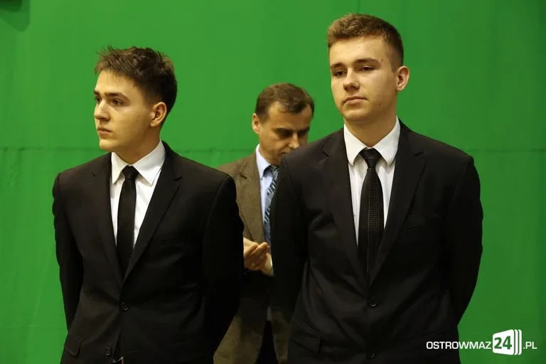 Uczniowie z powiatu nagrodzeni (zdjęcia, wideo)