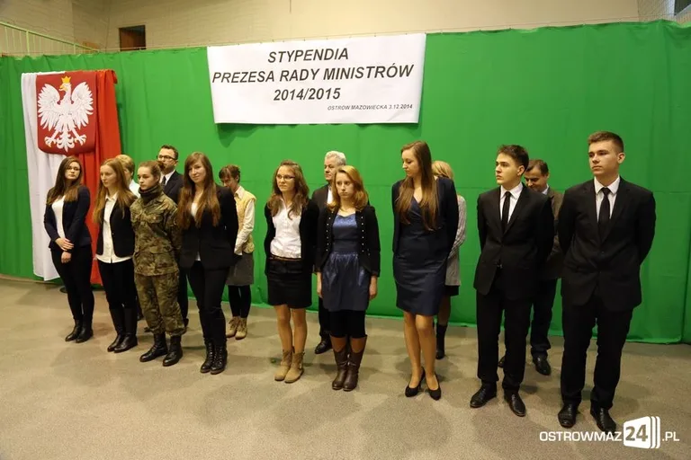 Uczniowie z powiatu nagrodzeni (zdjęcia, wideo)